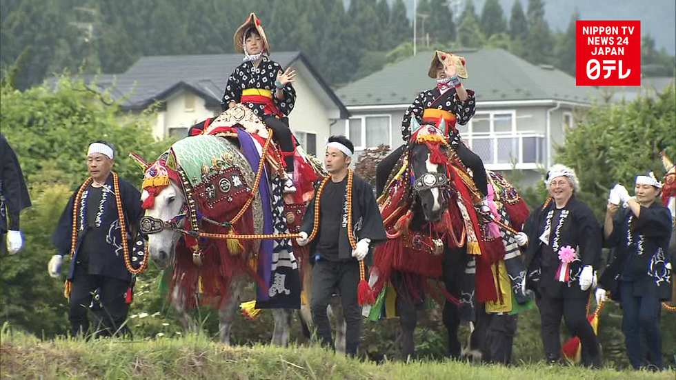 Traditional horse parade attracts shutter bugs 
