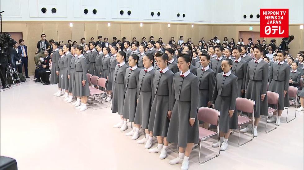 Aspiring actresses enter Takarazuka music school