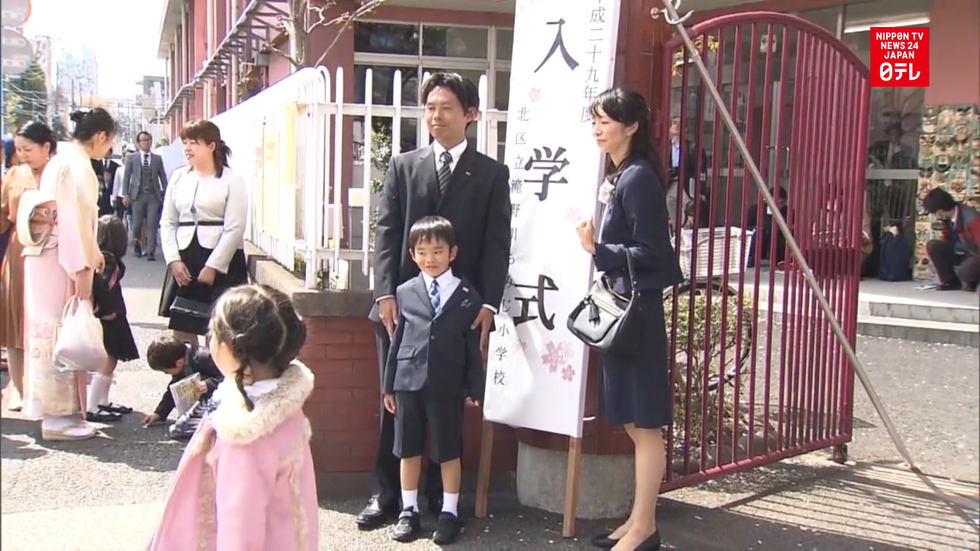 Elementary schools in Tokyo start year amid cherry blossoms 