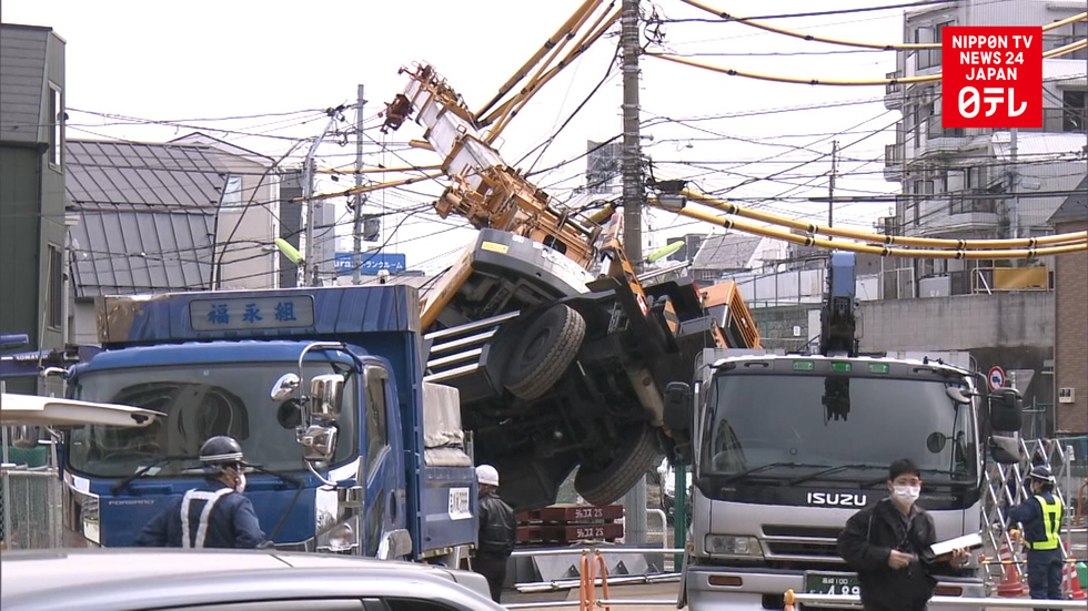 Crane falls over, causing blackout in Tokyo