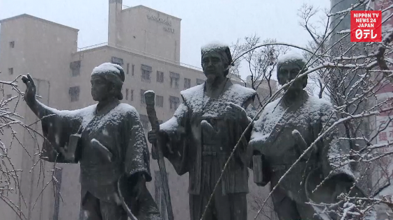Snow falls in Tokyo and Ibaraki