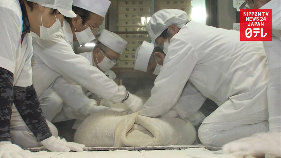 Temple prepares New Year's rice cake