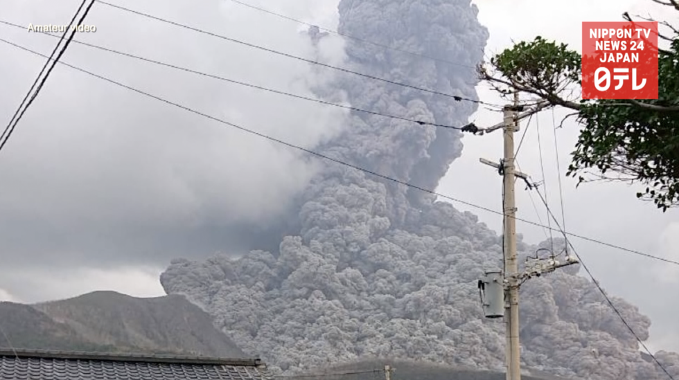 Kuchinoerabu erupts 