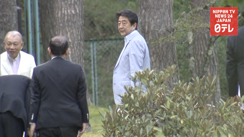 Abe huddles with former PMs at summer home  