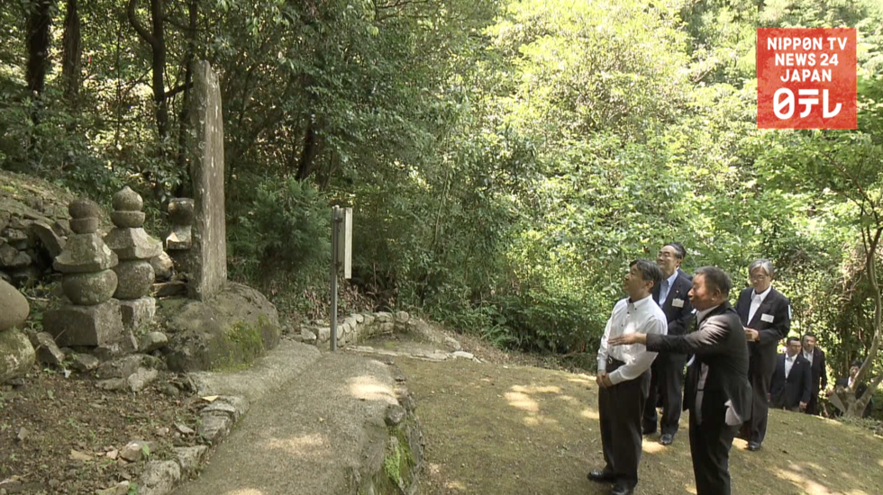 Naruhito views ancient tsunami monument  