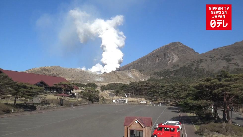 Volcano erupts in southwest Japan 
