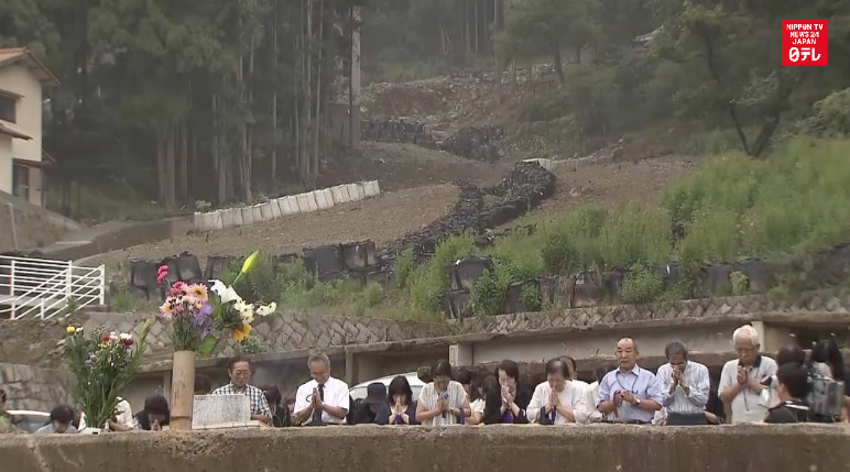 Hiroshima remembers landslide victims