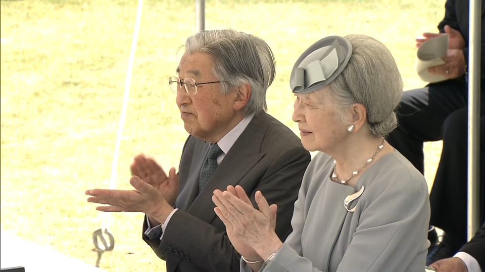 Imperial Couple end Okinawa visit with karate demo