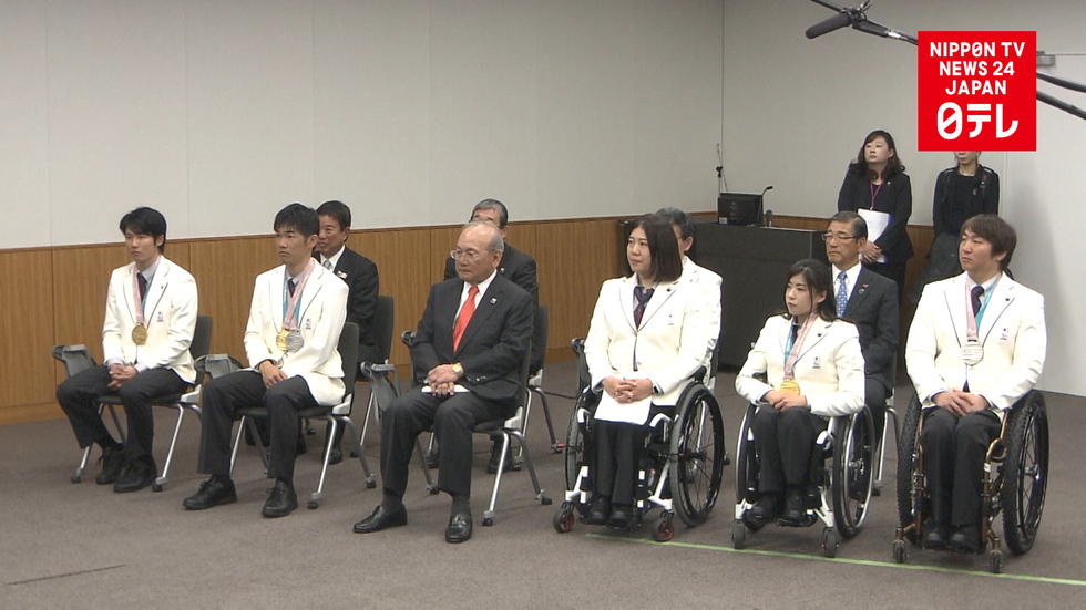 Paralympic medalists meet education minister 