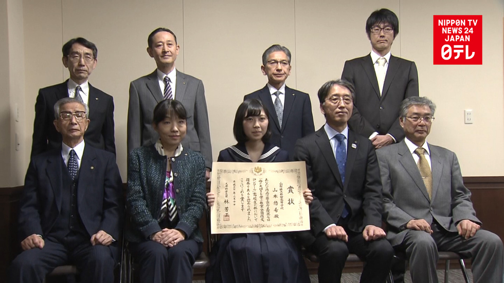 Late war correspondent's niece receives Education Minister's award