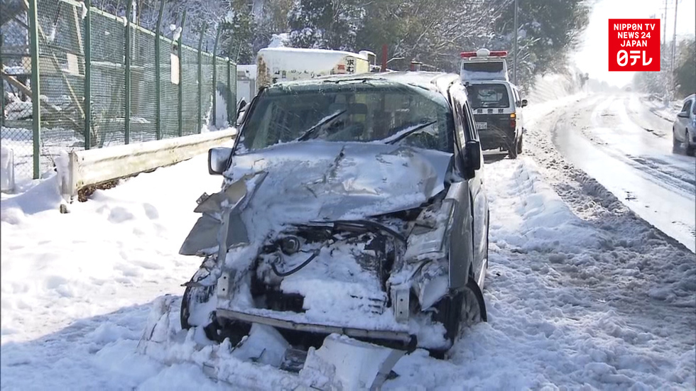 Thousands stranded in snowbound Tokyo