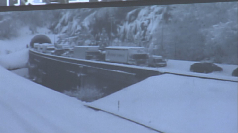 Heavy snow maroons hundreds of cars in Hokuriku