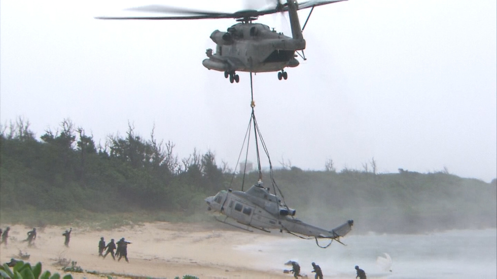 US military airlifts disabled helicopter