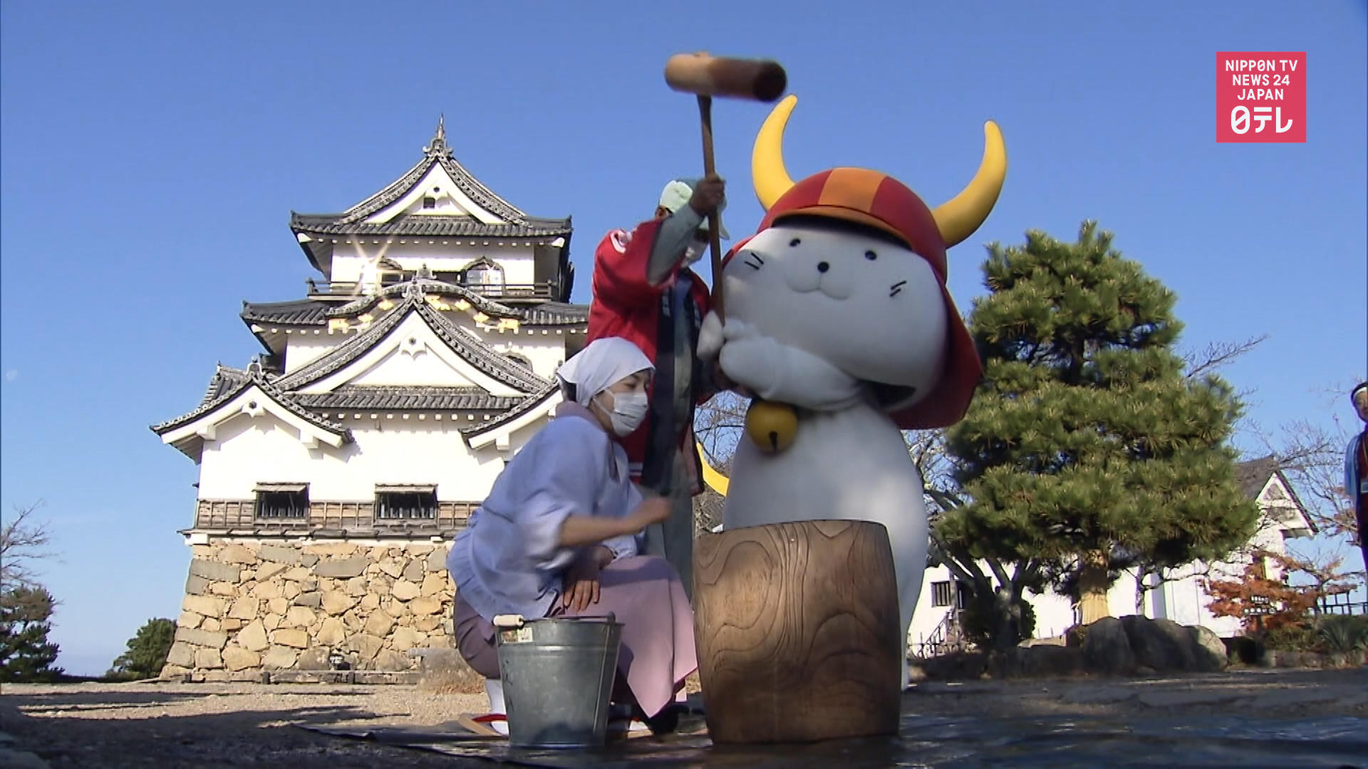 Local mascot gives visitors treats
