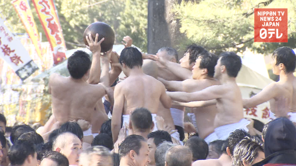  Ancient New Year rite enlivens shrine  