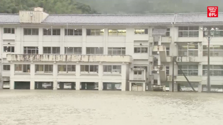 Typhoon Nangka slams western Japan