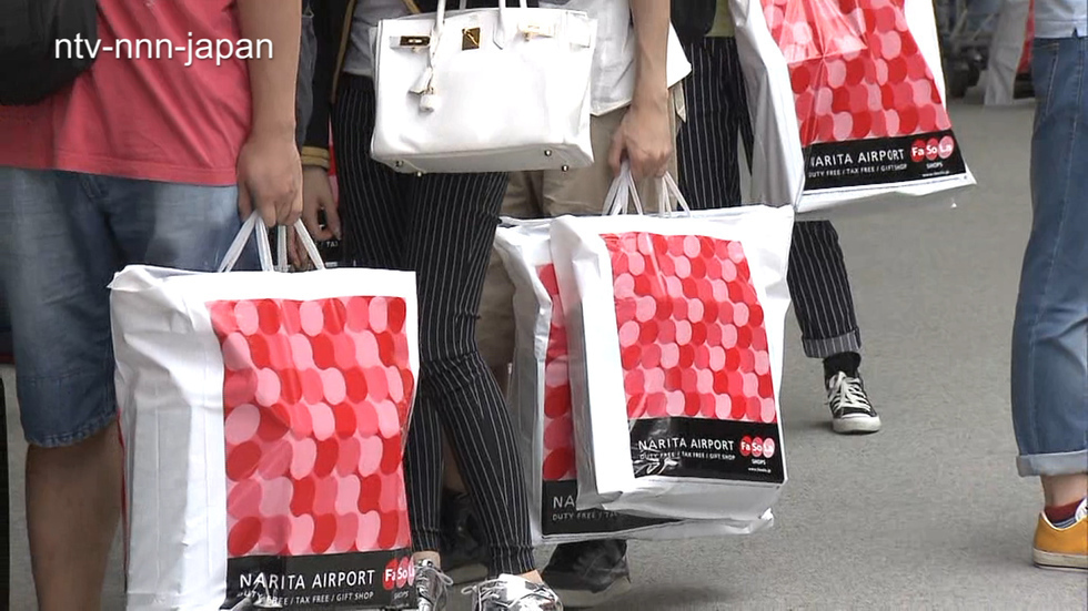 China tourists 'explosive shopping' causes flight delays