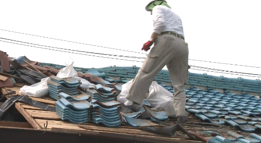 Storm rips roofs off in eastern Japan