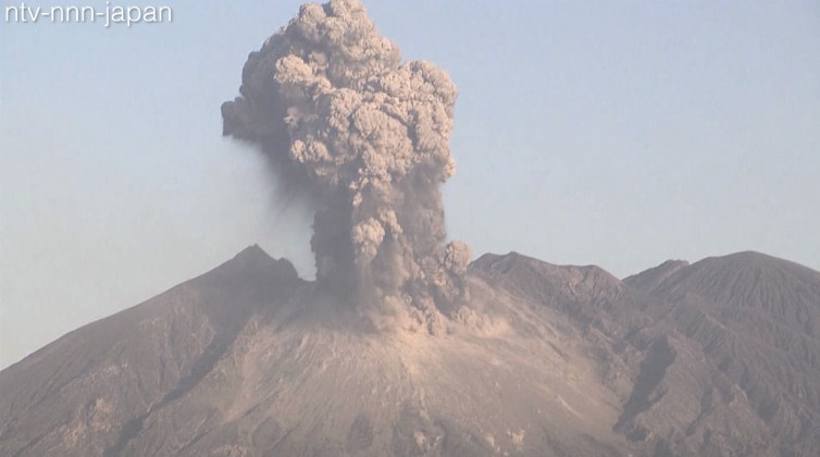 Sakurajima sends ash plume 4000 meters high