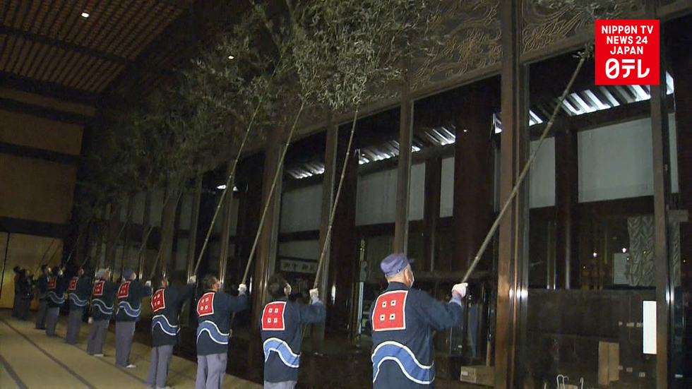 Naritasan temple gets year-end cleaning