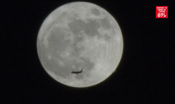 Japanese take in super moon 