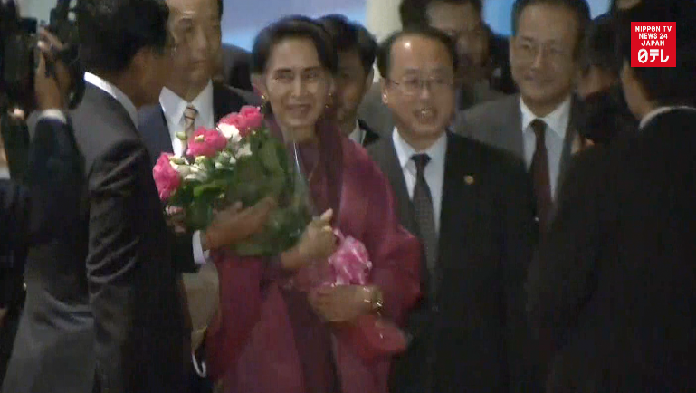 Suu Kyi lands in Japan