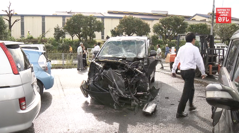 Typhoon Chaba topples cars
