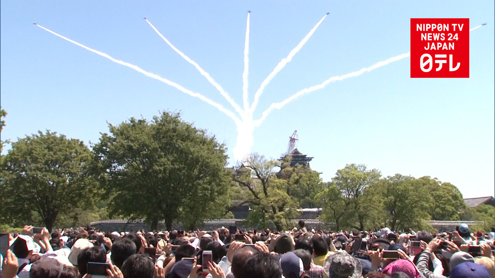 High-flying planes seek to raise spirits