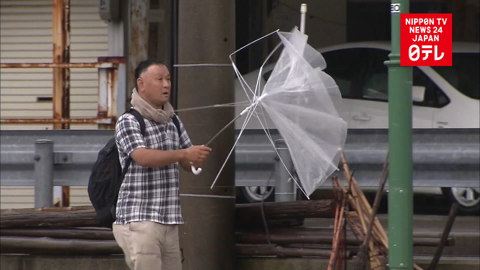 Powerful typhoon slams Honshu 