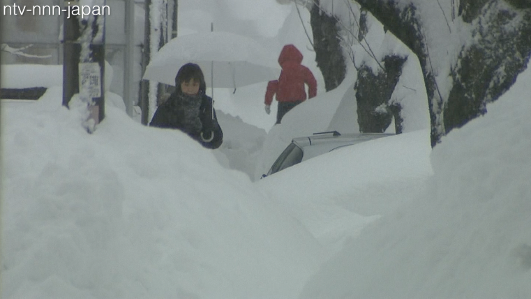 Snow slams Aomori