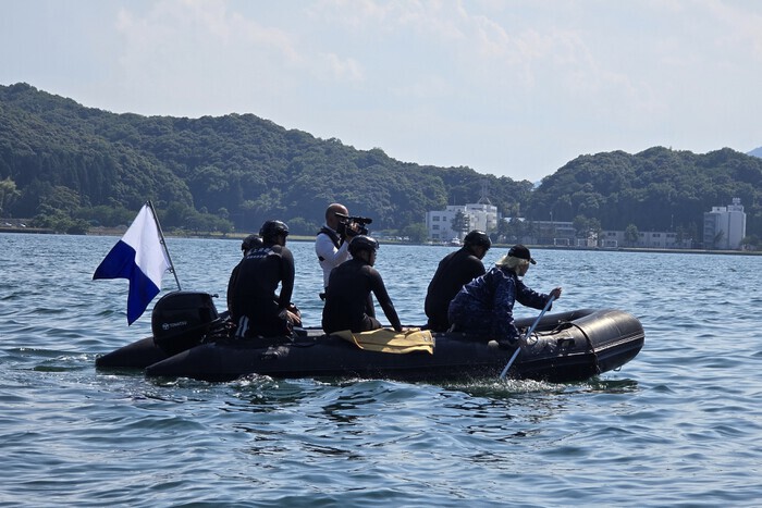 カズレーザーが海上自衛隊・舞鶴基地へ 最新鋭の「掃海艇はつしま