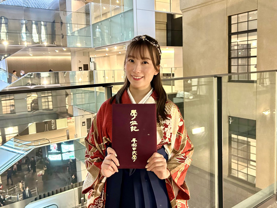 うちら、政治学士をゲットしたらしい！と沸いた卒業式