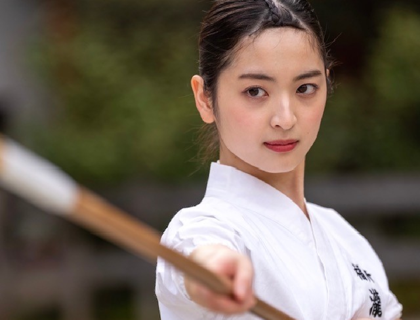 写真は“躍動感”を意識しました。一目で何をしているところなのか分かるように、構図は試行錯誤しました。着用している胴着や袴、そして髪型は「いつも通り」のものです！