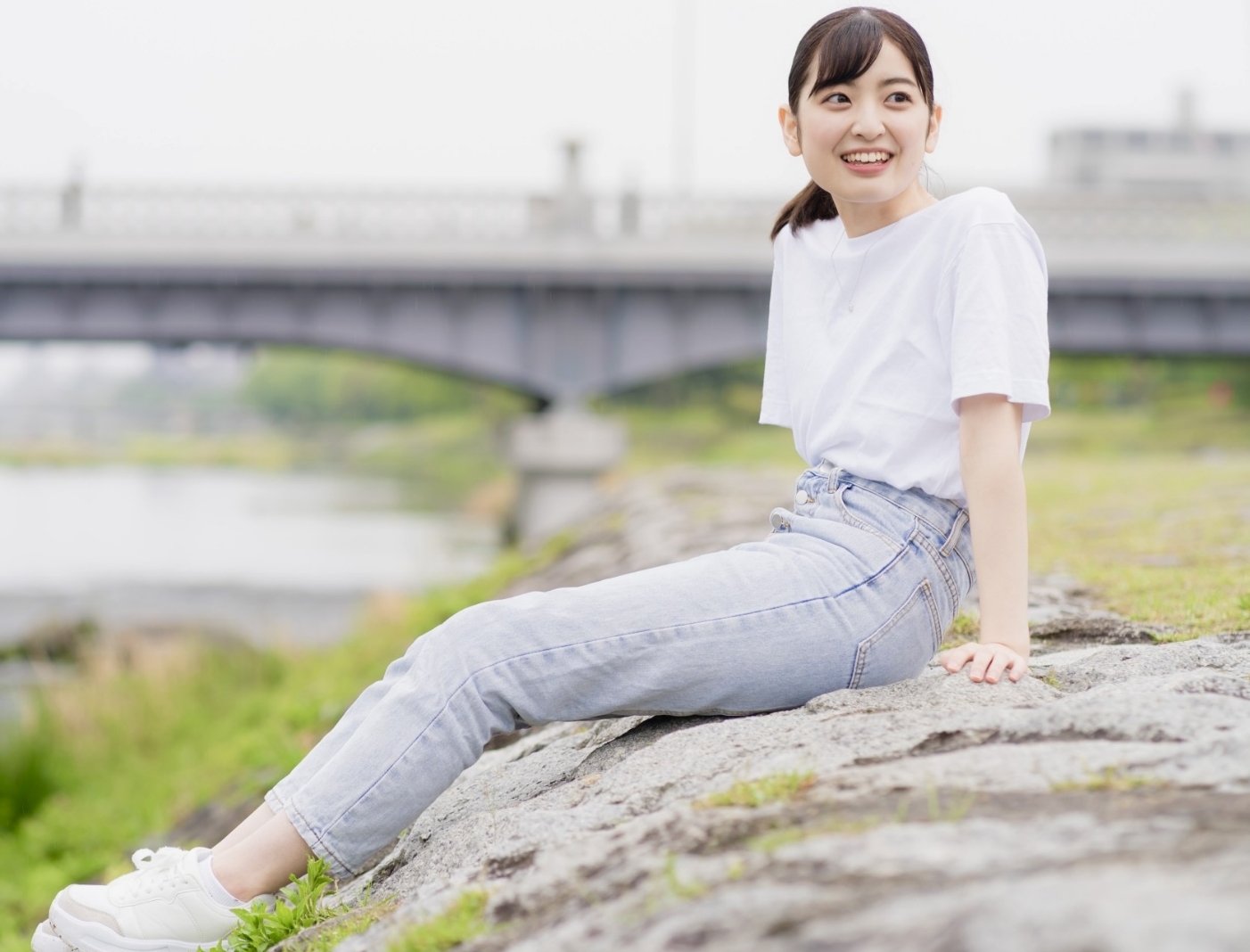 大好きな鴨川デルタにて。ESの写真は、「普段の自分をそのまま切り取ったような瞬間」に出来るだけ近づけるために、場所や服装も“いつも通り”のものに！