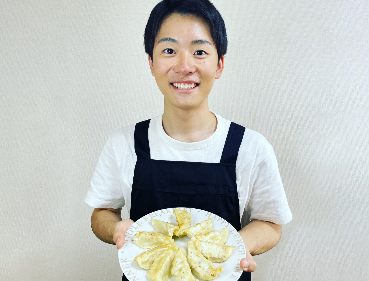 好きな食べ物は餃子です！就職活動の面接前夜には、毎回餃子を食べていました。大葉を入れてみたり、白菜の代わりにキムチを入れてみたりと、様々なアレンジを試みています！