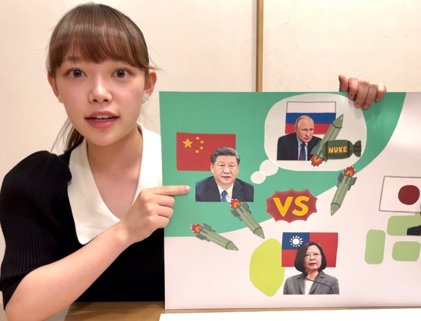 エントリー動画にて、手作りフリップを持って気になるニュースを解説する私。