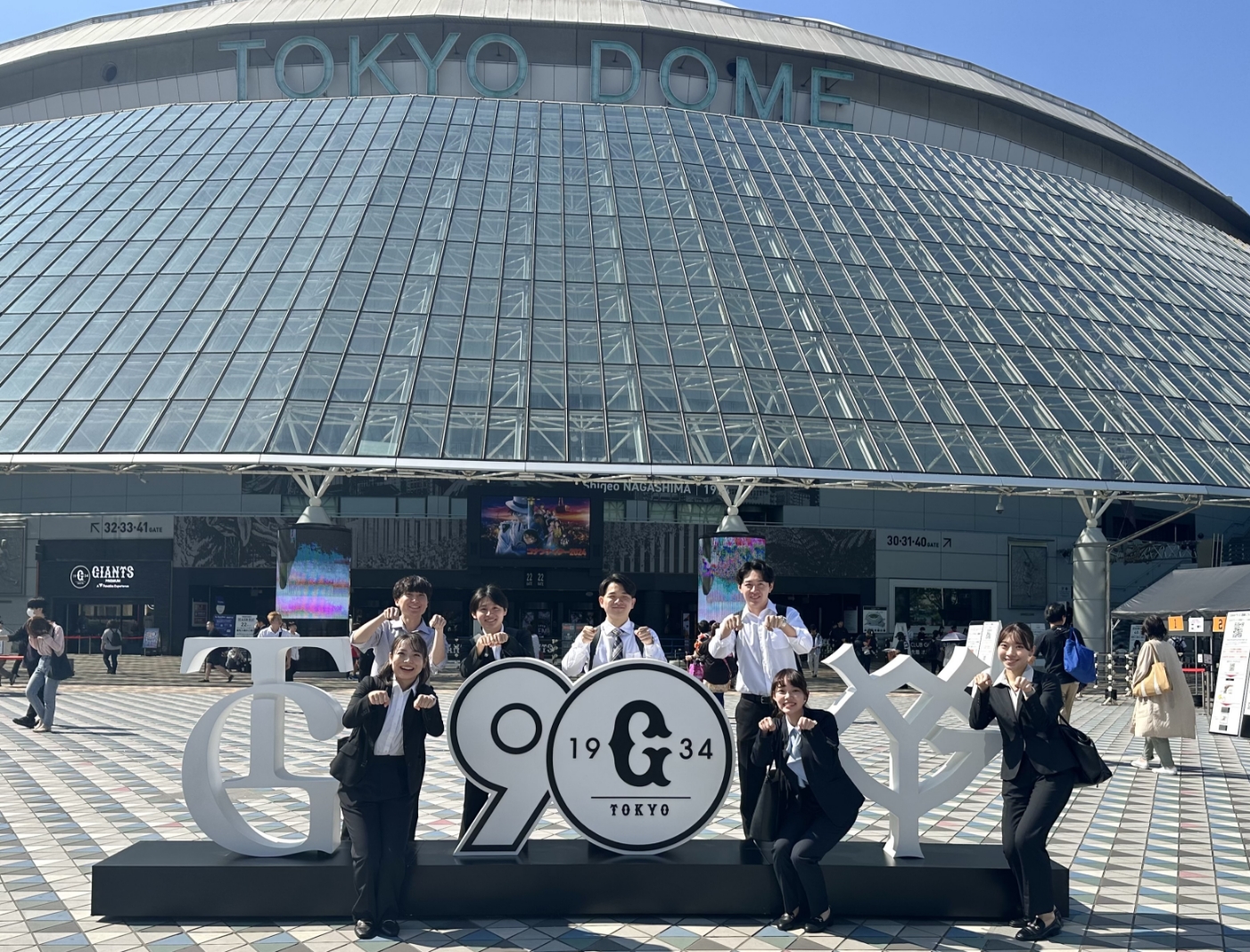 研修で東京ドームに行った時の写真です！個性豊かですがお互いを尊重しあっている居心地のいい大切な仲間です！