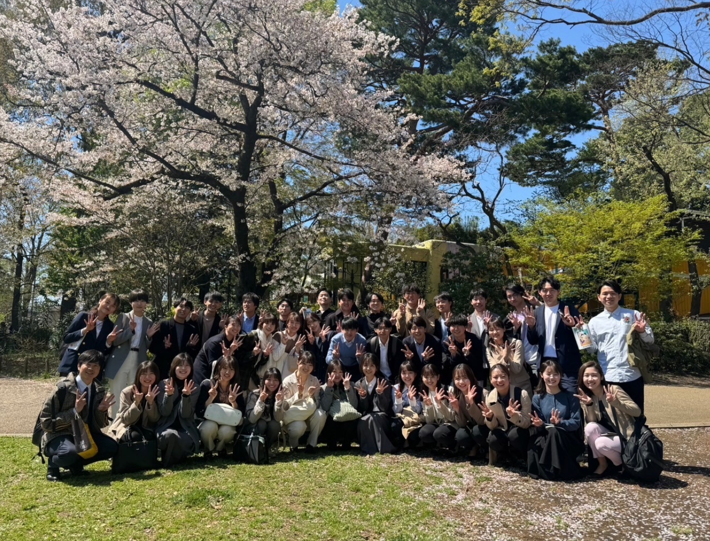 研修の節目となった「三鷹の森ジブリ美術館」と、花びら散る葉桜を背景に同期全員で。