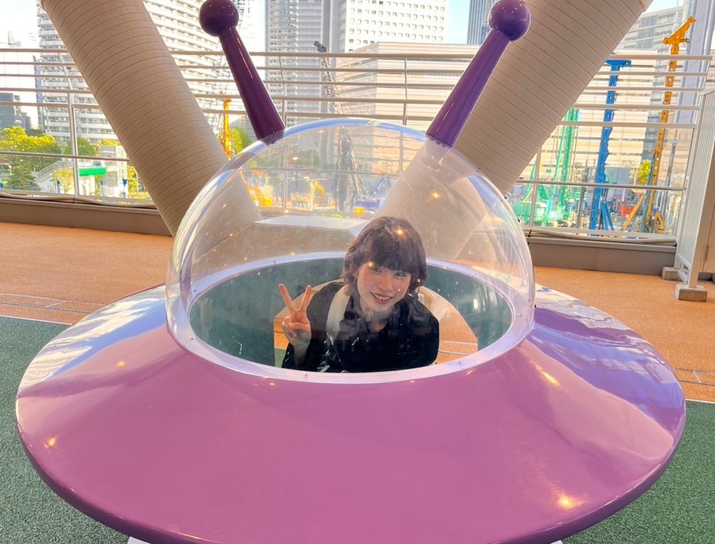 横浜アンパンマンこどもミュージアムにて、バイキンマンのUFOに乗ることができて大満足の22歳。