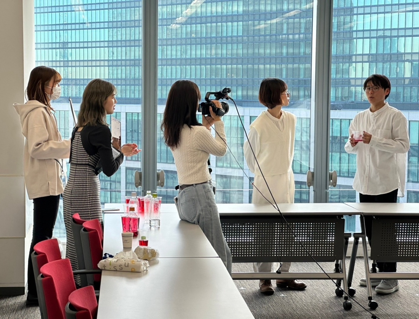 ある研修で使用する、日テレの会社紹介VTRを同期の仲間と撮影中。会議室も大きな窓があって開放感があります！