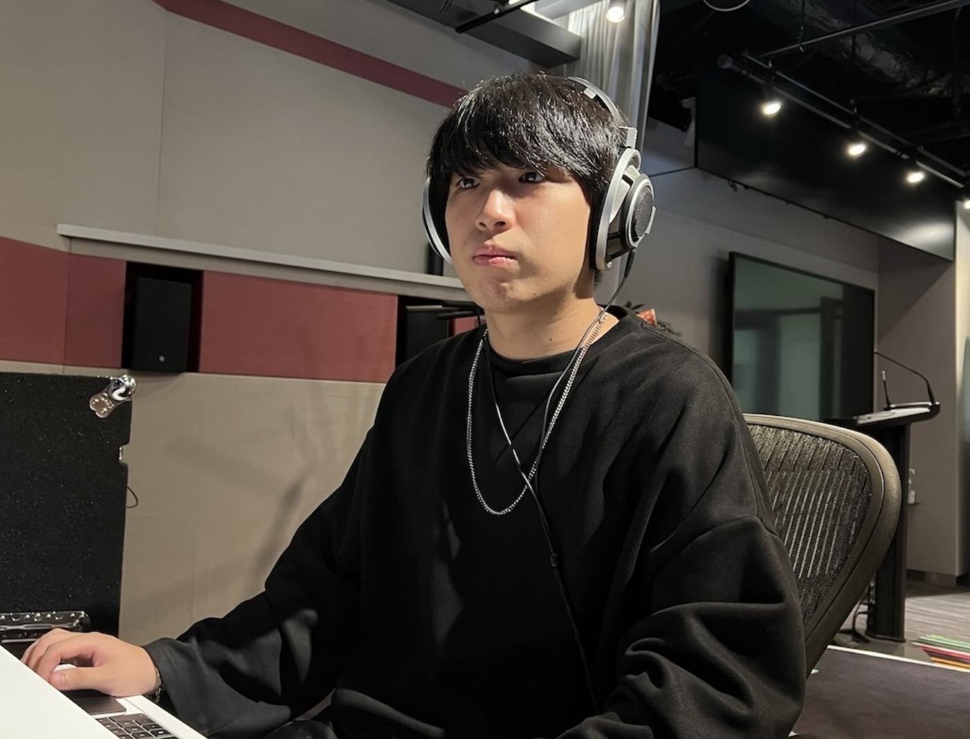 研究室所有のスタジオで研究をしている様子です。自身の修士研究以外にも、立体音響やレーザー光で音を収録する最新技術など幅広い音響技術を研究していました。