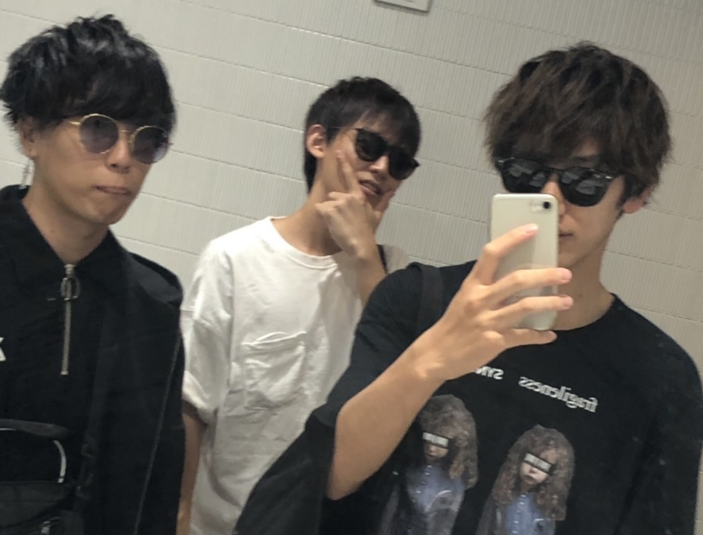 大学1年生から仲がいい友達と。一番左が私なのですが、ノリが若いですね...。真ん中の彼とは日テレの同期として一緒に入社することができました。