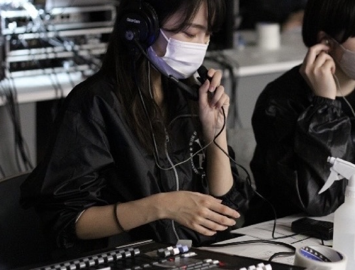 スポットライトを点けるタイミングを指示しているところ。公演が盛り上がるととてもやりがいを感じました！