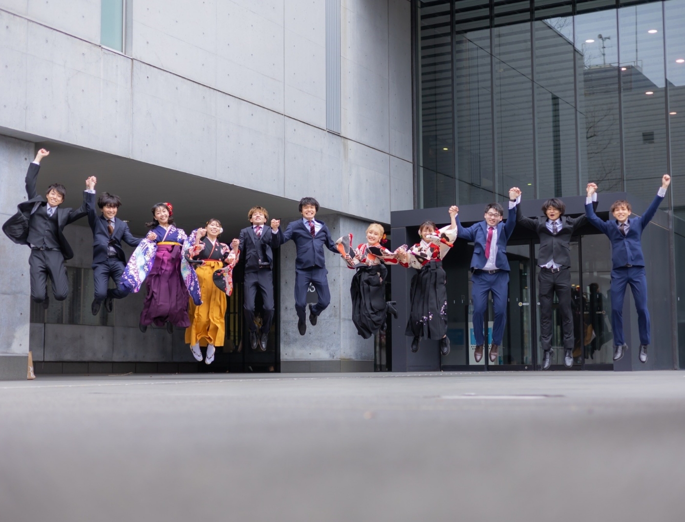 学部卒業時の写真です。左から2番目が私なのですが…若いですね。