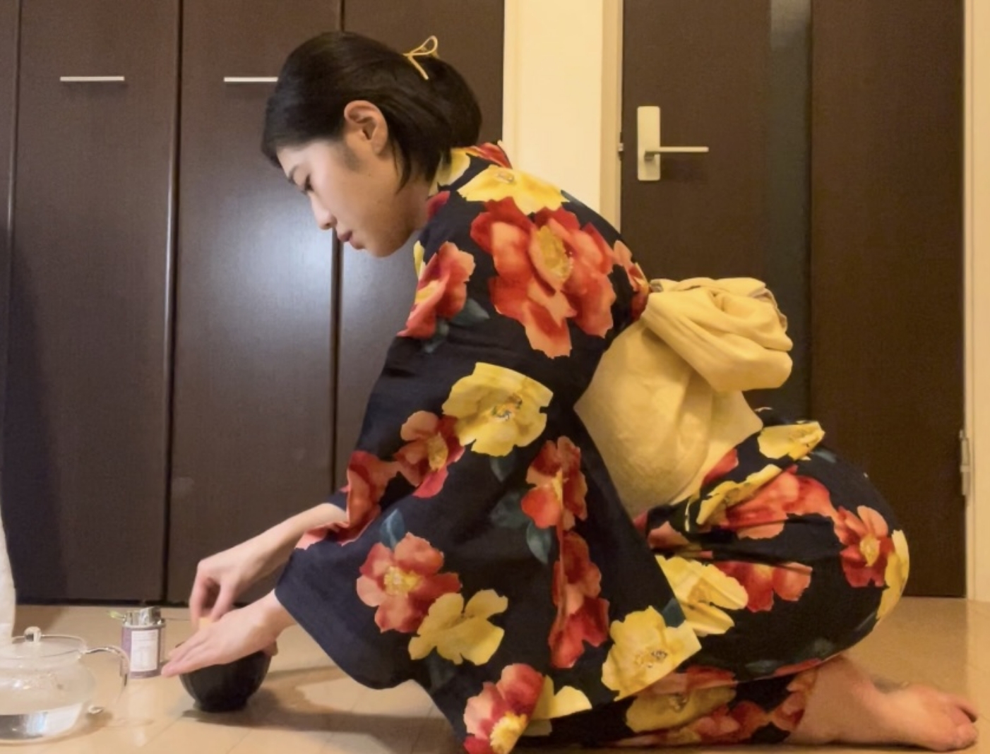 「茶道とかけまして、人間の性格と解きます。その心は、どちらも表と裏があるでしょう。」
                    今考えると恐ろしい謎かけを、採用試験の動画課題でしてしまいました。おあとがよろしいようで。