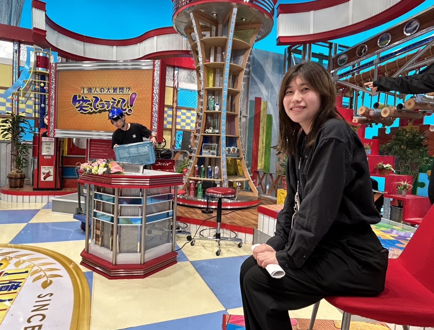 収録後に「笑ってコラえて！」のゲスト席に座らせていただきました！意外に硬いけど、座り心地はいい感じです。