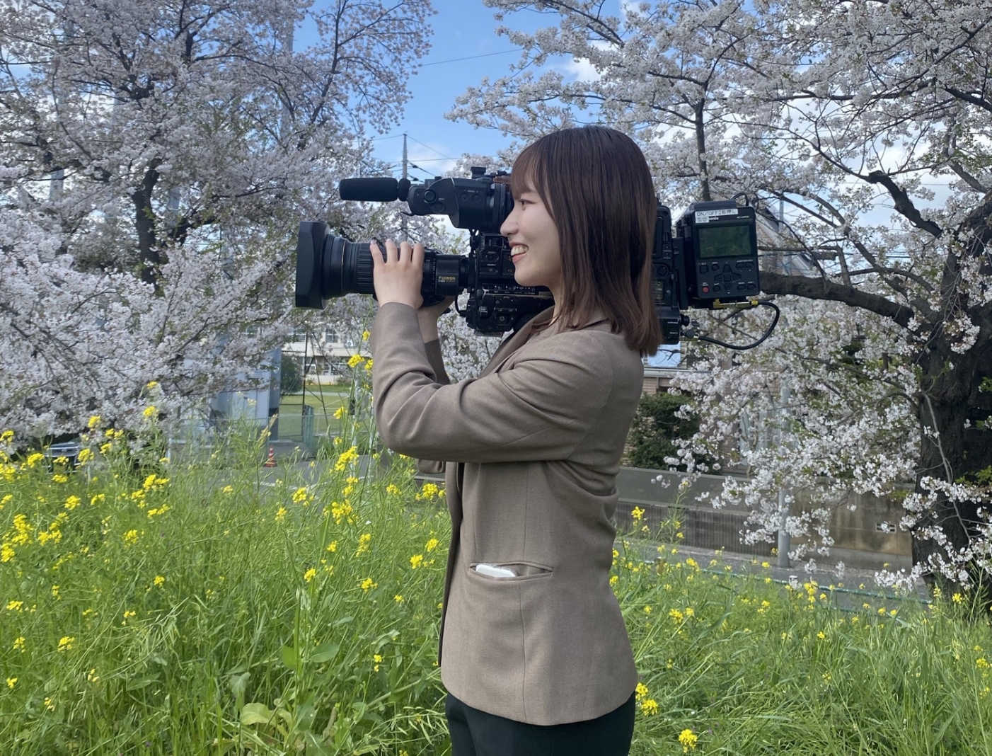 桜の木の下でプロ仕様のカメラを持たせていただきました。こんなに重い機材なのに一瞬の出来事を撮り逃さないカメラマンさんは凄い…と思いました。