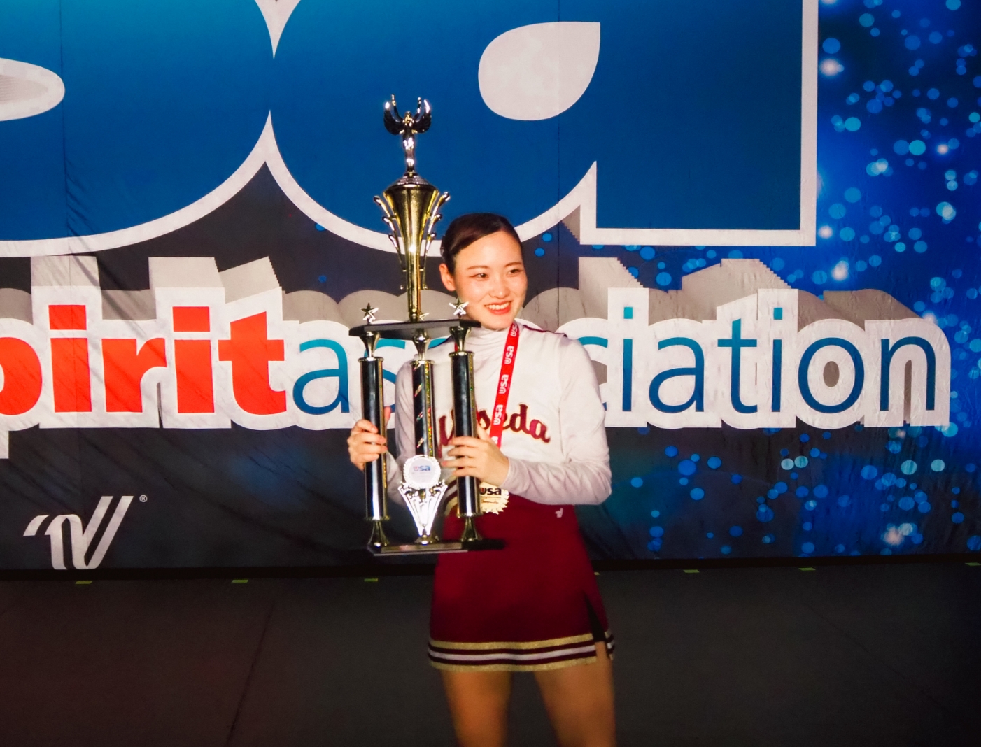 日本代表として、チアの本場であるアメリカに遠征！2位でした。メダルとトロフィーとともに。