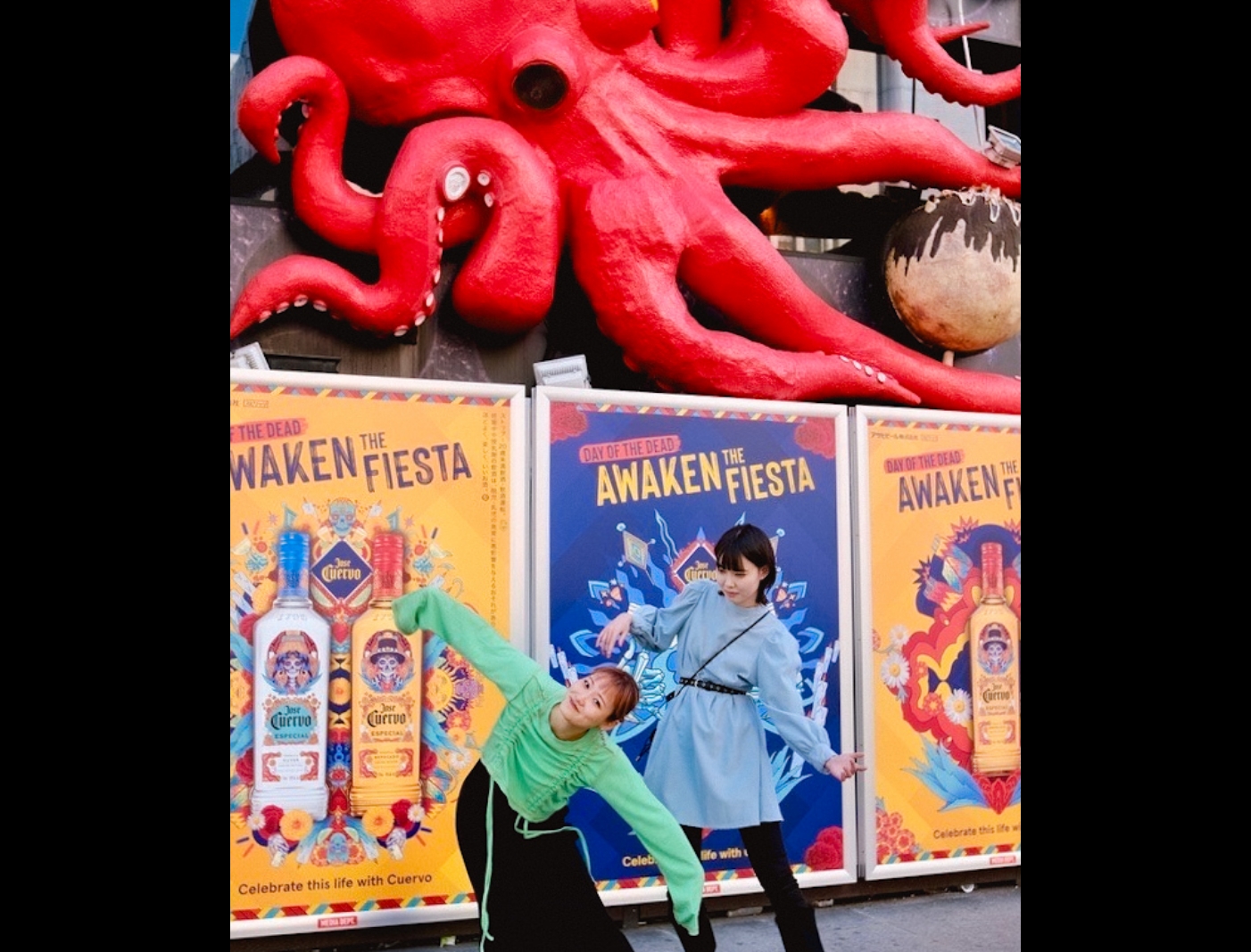 同期みんなで大阪旅行。タコのポーズのつもり。夢を言い合える仲間です！