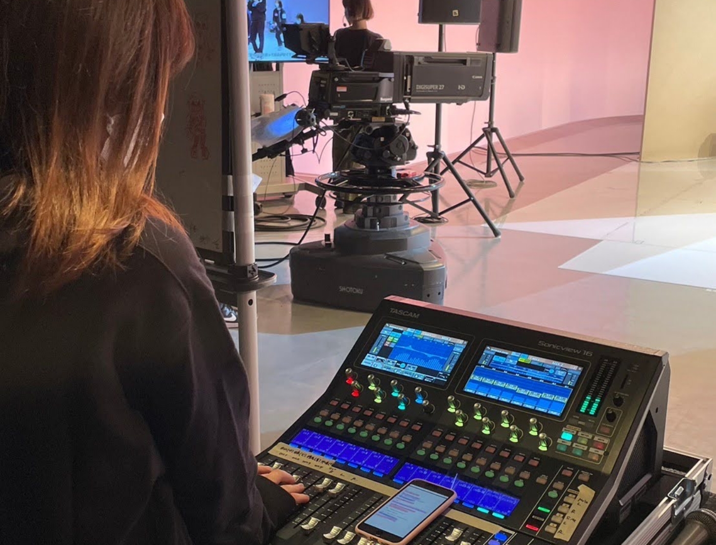 スタジオにいる演者さんが話しやすいようにスピーカーに返す音をミックスしています。